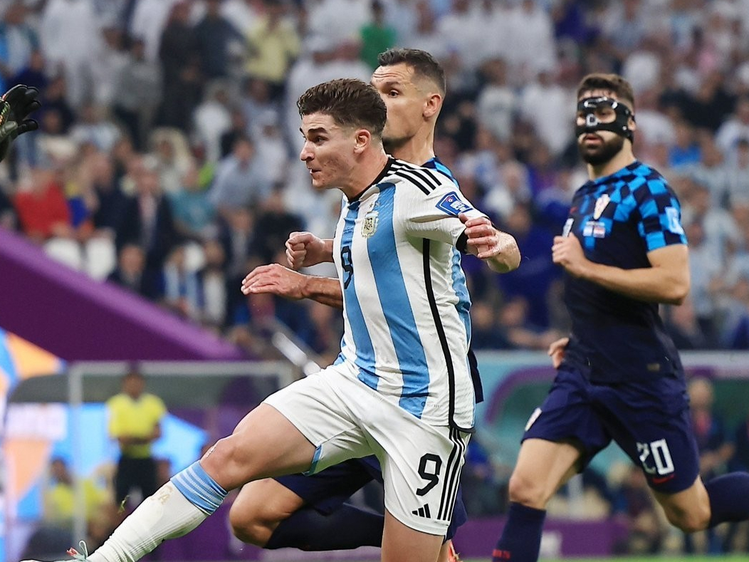 开云体育在线-马德里竞技横扫巴萨，阿尔瓦雷斯刷新纪录